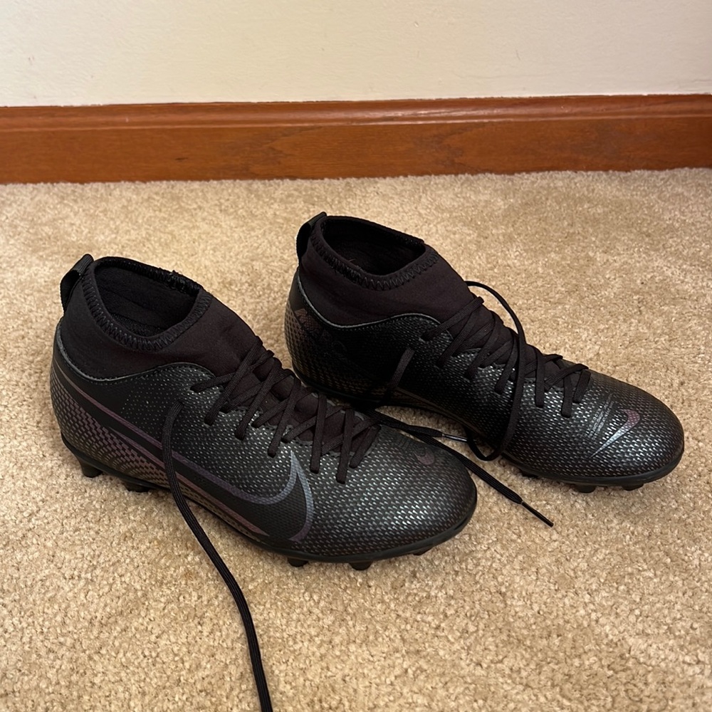 LIKE NEW!! NIKE Kids Soccer cleats.